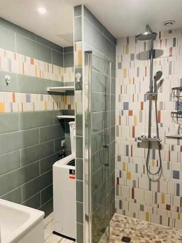 une salle de bain avec douche et lavabo dans l'établissement Appartement calme bord de forêt, à Lacanau-Océan