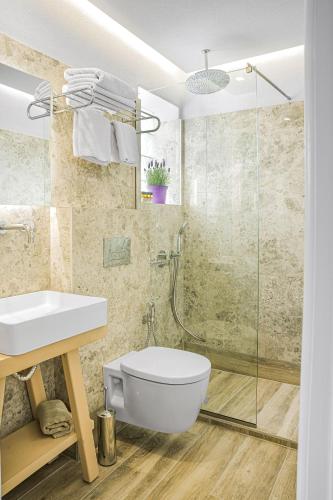 Ένα μπάνιο στο Sergiani Garden Hotel Apartments