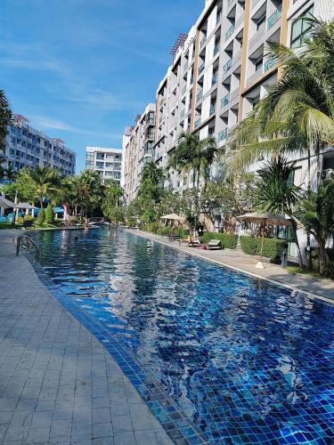 a large swimming pool in front of a building at 神秘的公寓 in Jomtien Beach