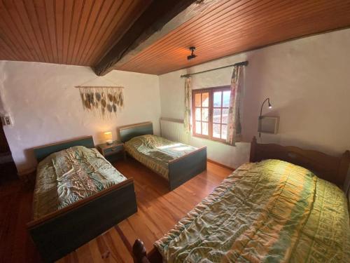 Postel nebo postele na pokoji v ubytování Maison de campagne à Camps-sur-l'Agly avec vue sur lac