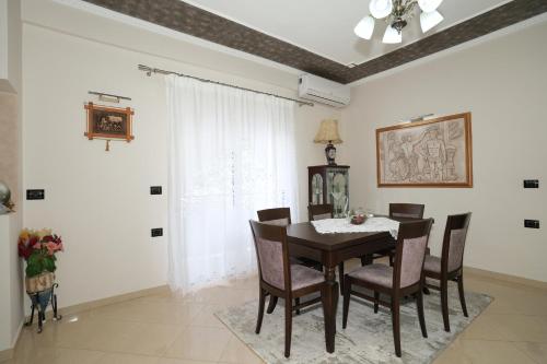 תמונה מהגלריה של Vila Banushi בג'ירוקסטר