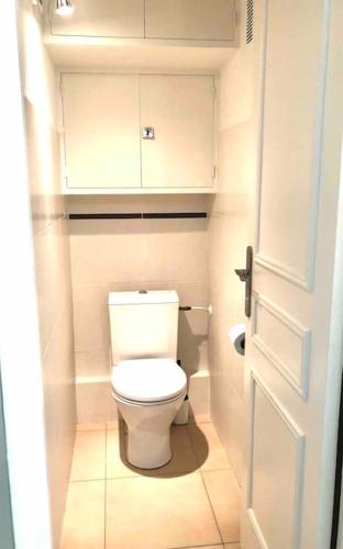 une salle de bain avec toilettes dans une petite pièce dans l'établissement Appartement 3 pièce à Cannes, à Cannes