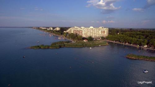 Club218 Vízparti Wellness Apartman