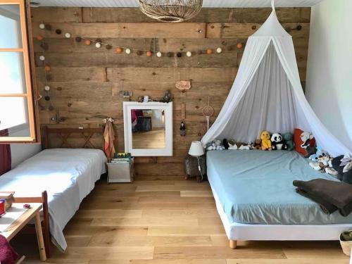 - une chambre avec 2 lits à baldaquin dans l'établissement Délicieuse maison landaise lumineuse et cosy, à Soustons