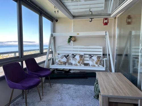 トロムソにあるArctic Inn, cozy single bed private room in a shared apartment with Stunning Tromso Viewsの二段ベッドと紫色の椅子2脚のある部屋