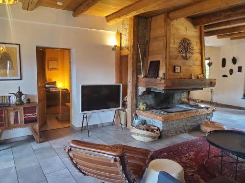 Grande maison savoyarde ensoleillée