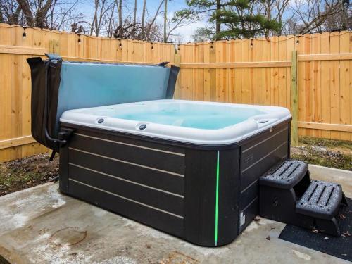 - un bain à remous dans une cour à côté d'une clôture dans l'établissement The Gahanna Cabana Hot Tub 5BR, à Gahanna