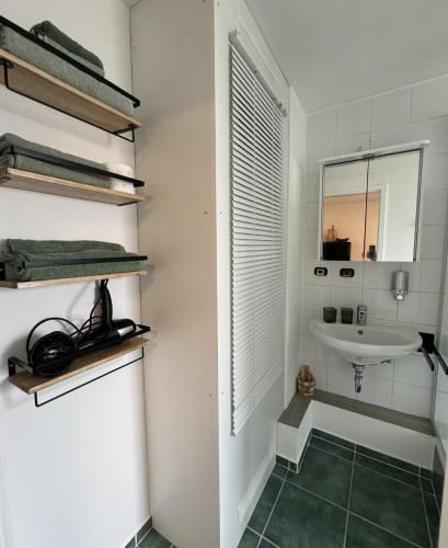 a bathroom with a sink and a mirror at Wallfried #1 Ferien- und Business Appartement Bayreuth in Bayreuth