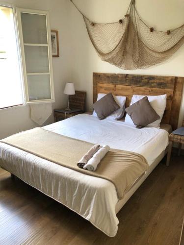 - une chambre avec un grand lit et un filet au-dessus dans l'établissement Villa Taru Marais Poitevin, à Chauray