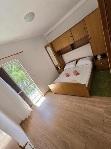a small room with two beds and a window at Villa Kralj Mljet in Saplunara