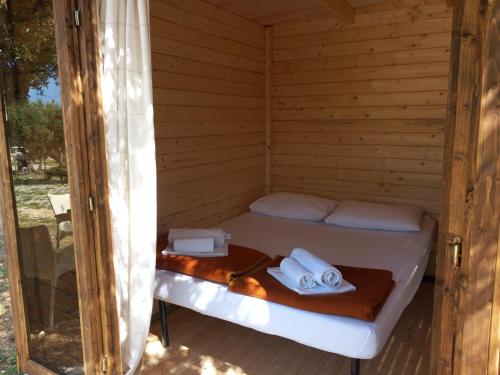 Postel nebo postele na pokoji v ubytování Camp Kopito