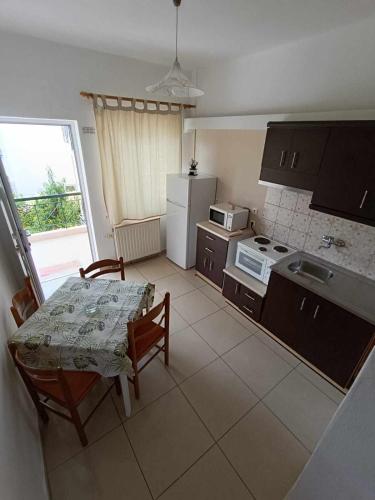 Η κουζίνα ή μικρή κουζίνα στο Faros Apartments