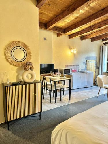 Cette chambre comprend une cuisine, une table et des chaises. dans l'établissement Cocon au coeur de la vieille ville, à Annecy