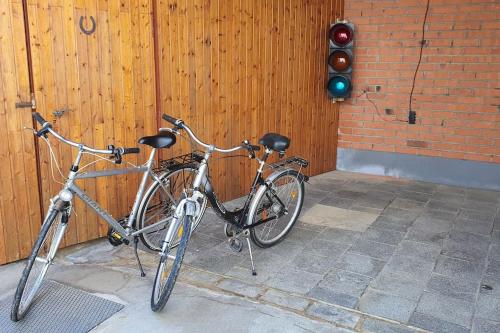 two bikes parked next to a traffic light at Gemütliches Haus im alten Ortskern in Wehrheim