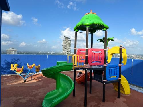un parque infantil con un tobogán en el tejado en Luxe 3BR Haven at Iconic Galaxy, en Sri Jayewardenepura Kotte