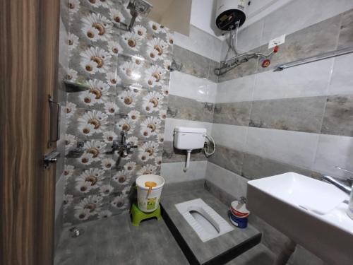 un piccolo bagno con un water e un lavandino di Venus Home Stay near IIM Indore a Indore