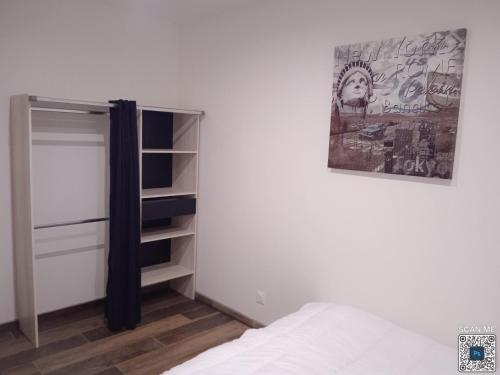 a bedroom with a closet and a bed and a picture at La villa des Mûriers très spacieuse de 1 à 8 voyageurs avec lit bb dans un environnement calme dans les coteaux in Malause