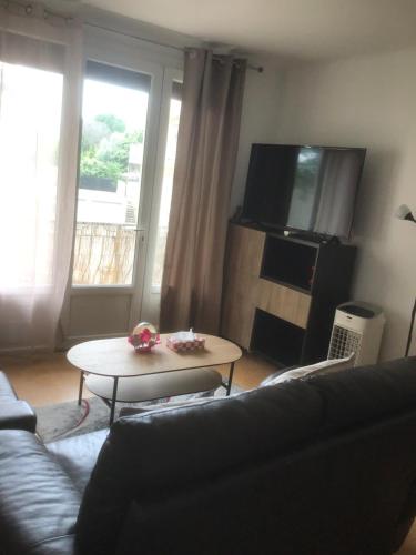 TV a/nebo společenská místnost v ubytování Ayoug Chambre Individuelle Chez Habitat