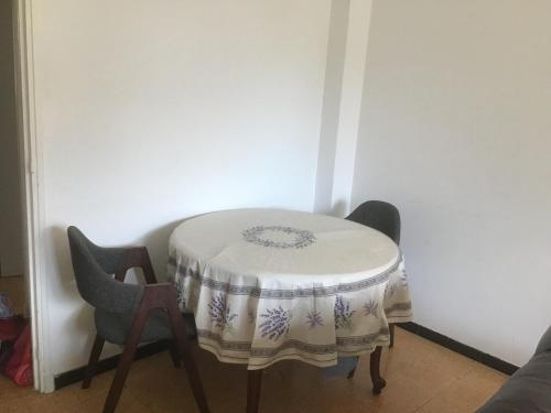 Posezení v ubytování Ayoug Chambre Individuelle Chez Habitat