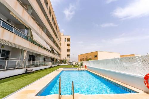 Apartamento familiar, a 5 min de la playa, piscina, terraza, WiFi alta velocidad, mascotas bienvenidas y parking