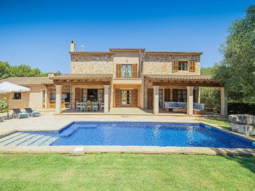 a villa with a swimming pool in front of a house at Villa "Finca de Luxe" mit eigenem Schwimmbad in Campos