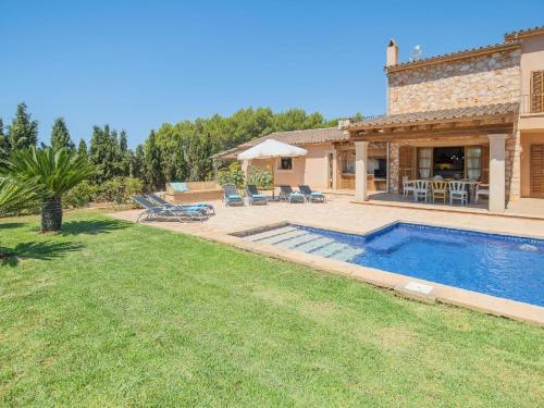a house with a swimming pool in a yard at Villa "Finca de Luxe" mit eigenem Schwimmbad in Campos