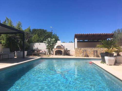 une piscine devant une maison dans l'établissement Villa U Paese, à Sanary-sur-Mer
