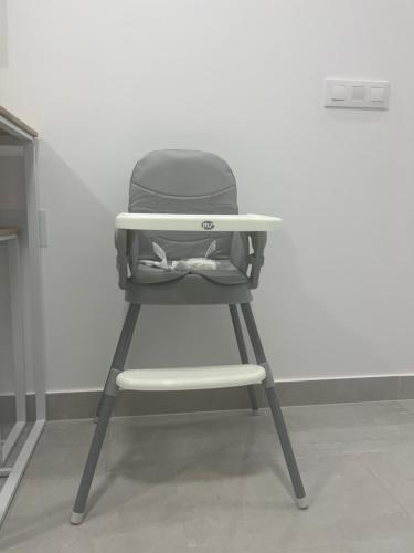 a chair with a table in a room at Apartamento África en centro moderno con balcón in Almansa