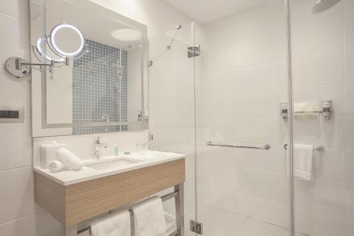 een badkamer met een wastafel en een glazen douche bij Ever Hotel Europe in Istanbul