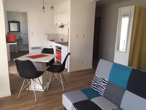 Beau studio appart meublé à La Suze Dispo septembre 2025