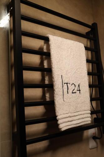 a towel on a towel rack with the word karma on it at T24 Tinyhouse Container in Ibiúna