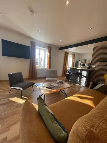 un salon avec un canapé et une table dans l'établissement L'Arcadium - Villa Courtais - Hypercentre, à Montluçon