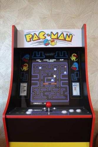 Une machine à jeux avec un labyrinthe en haut. dans l'établissement L'Arcadium - Villa Courtais - Hypercentre, à Montluçon