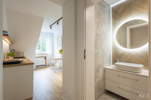 un bagno bianco con lavandino e bancone di Apartamenty Krupówki 4 a Zakopane