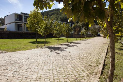 a cobblestone street in front of a building at Hotel Parque Serra da Lousã in Miranda do Corvo