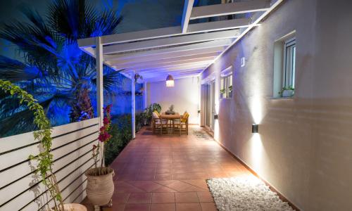 Un patio o zona al aire libre en Coconut Blue