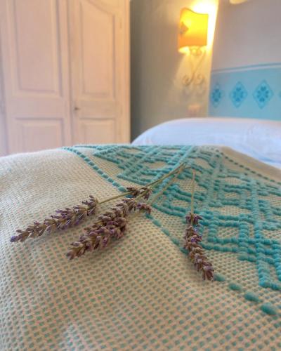 a crocheted blanket on top of a bed at Il Nuraghe del lago Coghinas in Oschiri