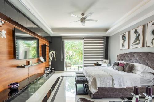 1 dormitorio con 1 cama y suelo de cristal en CASA YOLO - Luxury 4 BR Comfort, Elegance at the paradise in Playacar!, en Playa del Carmen