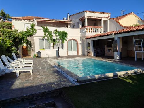 une villa avec piscine devant une maison dans l'établissement Villa la penne, à La Penne-sur-Huveaune