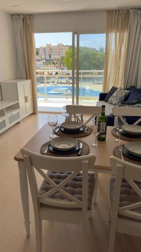 a dining room with a table and chairs with a view at Sea-Esta Apartamento in Guardamar del Segura