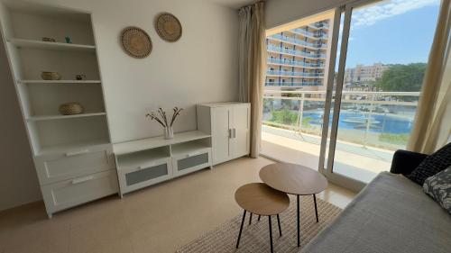 a living room with a couch and a table and a window at Sea-Esta Apartamento in Guardamar del Segura