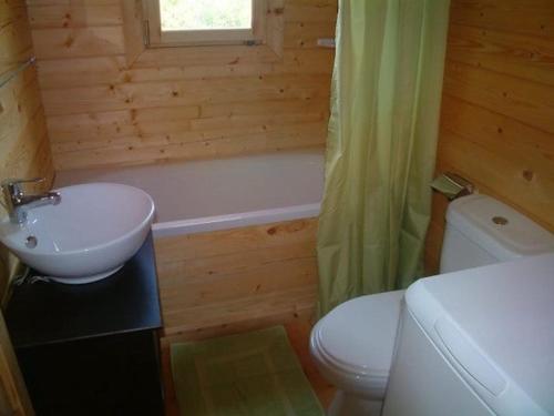 une salle de bain avec un lavabo, des toilettes et une baignoire dans l'établissement L'Ecrin de nature, à La Bachellerie