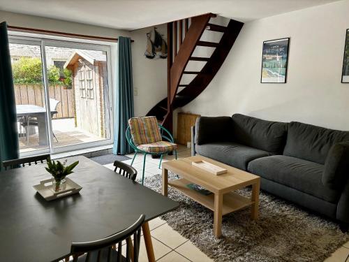 un salon avec un canapé et une table dans l'établissement La verte Dinannaise, à Quévert
