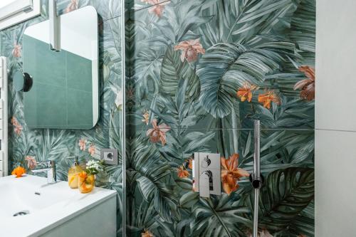 a bathroom with a green leafy wall at La Collina di Montegrappa - Suites with Heated Private Pool - Suites with Shared Pool in Tuglie