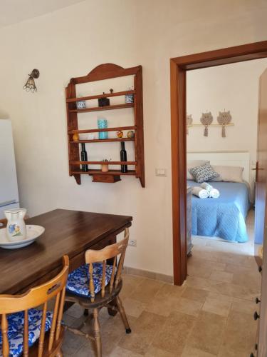 a dining room with a table and a bedroom at casa 44gatti in Martina Franca