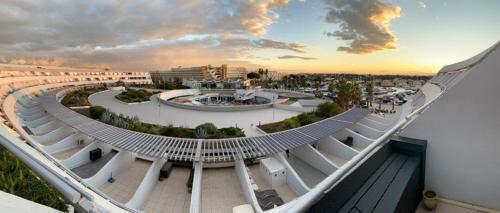 Luftaufnahme eines Amphitheaters in einer Stadt bei Sonnenuntergang in der Unterkunft Cap d'Agde Suit'Appart 42m2 T2 Village Naturiste in Cap d'Agde
