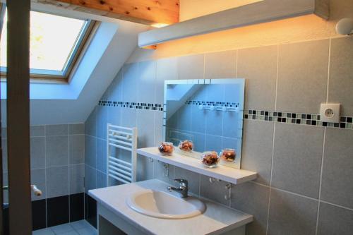 une salle de bain avec un lavabo et un miroir dans l'établissement Résidence La Prairie, à Villard-de-Lans