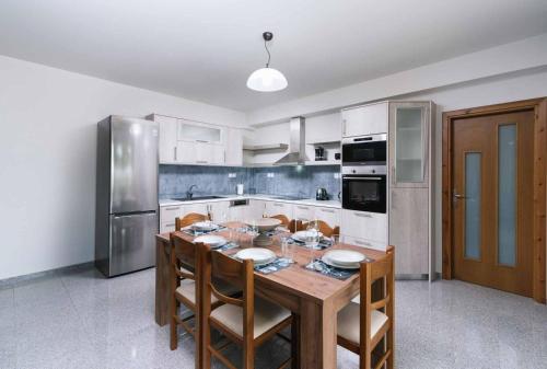 Η κουζίνα ή μικρή κουζίνα στο Amfithea Villas Petrokefali