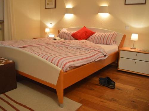een slaapkamer met een groot bed met twee kussens bij Il Sorriso Comfortable holiday residence in Oberstaufen