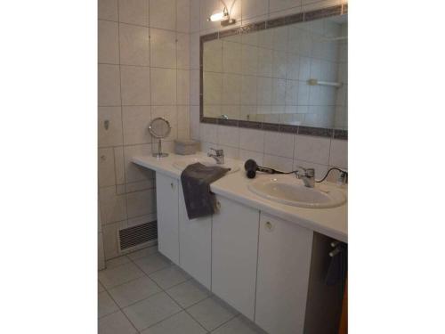 een badkamer met een wastafel en een spiegel bij Il Sorriso Comfortable holiday residence in Oberstaufen